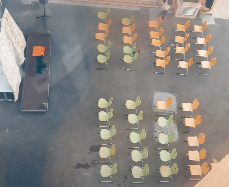 Cour_Chaises